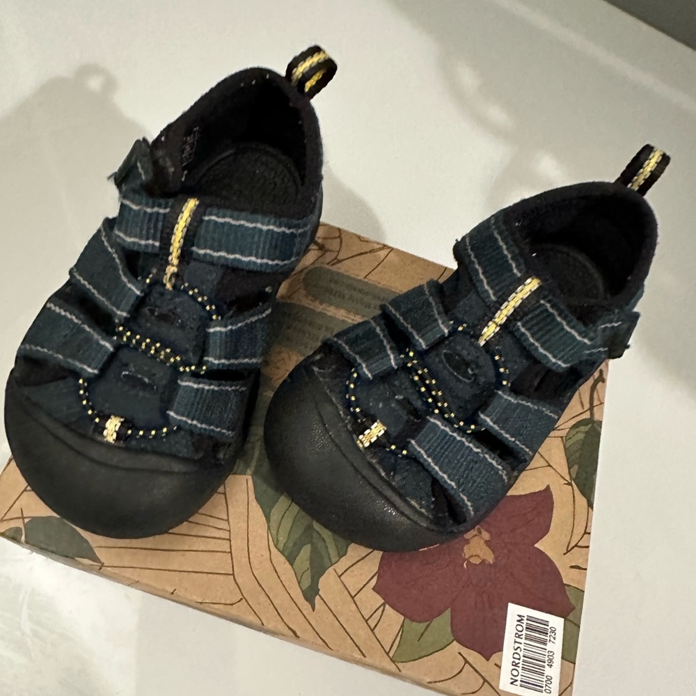 Keen Baby shoes US7